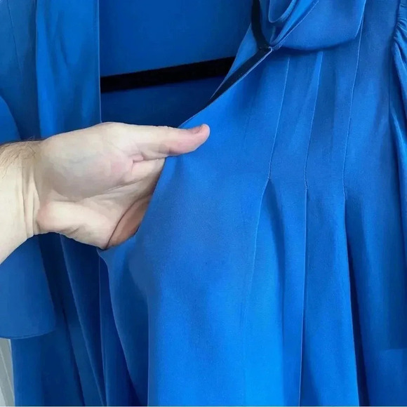 *318 Diane Von Furstenberg Cobalt Blue Silk Blouse Size small - Picture 3 of 6